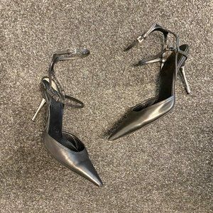 Gucci blk leather pointed-toe pumps w/silver heel